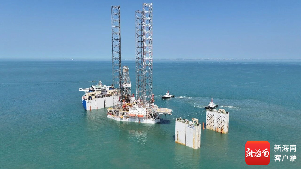 海南港航物流顺利完成万吨级钻井平台卸船插桩作业(图1)