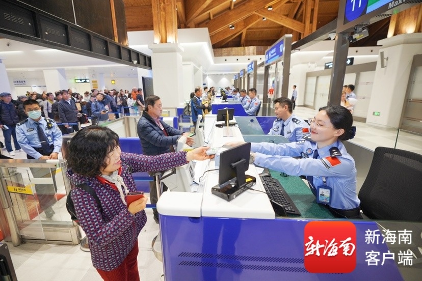 看!自贸港的“她”力量 三亚航空口岸一线暖心服务(图1)