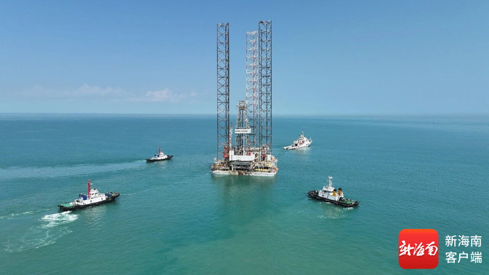 海南港航物流顺利完成万吨级钻井平台卸船插桩作业(图3)