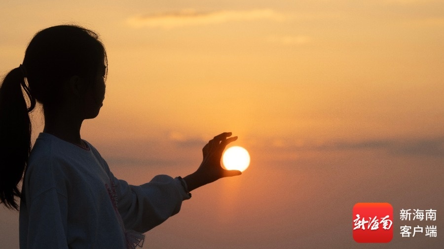 海口荣山寮沙滩:落日成“道具”,暖冬打卡正当时