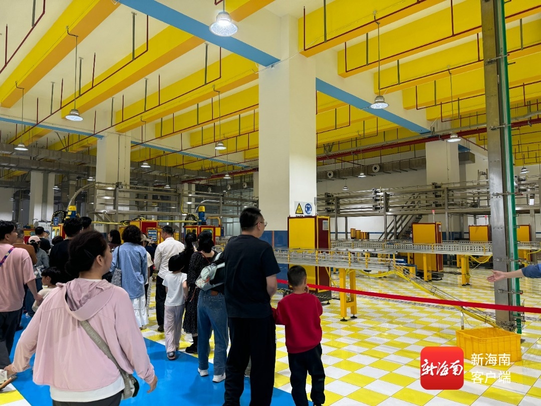 零距离看椰汁诞生!椰树工厂成为今年春节新晋网红打卡点