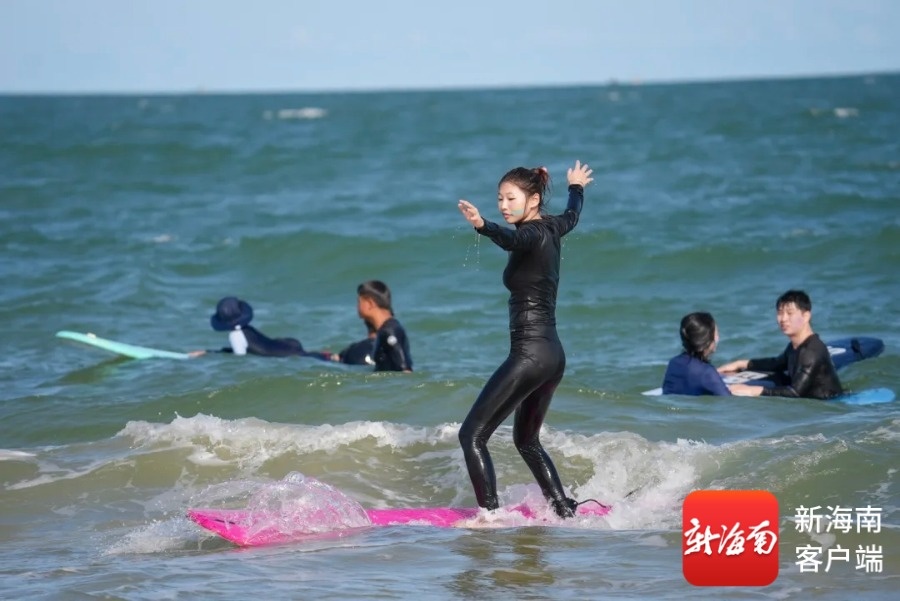 听音乐、玩冲浪、尝美食……春节来万宁日月湾过个“热浪”年