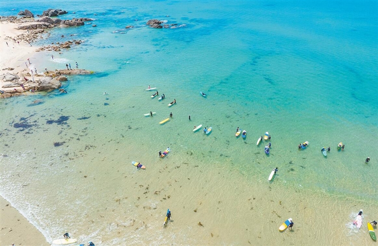 音乐嘉年华、顶级冲浪赛事……春节期间，万宁打造“热浪”度