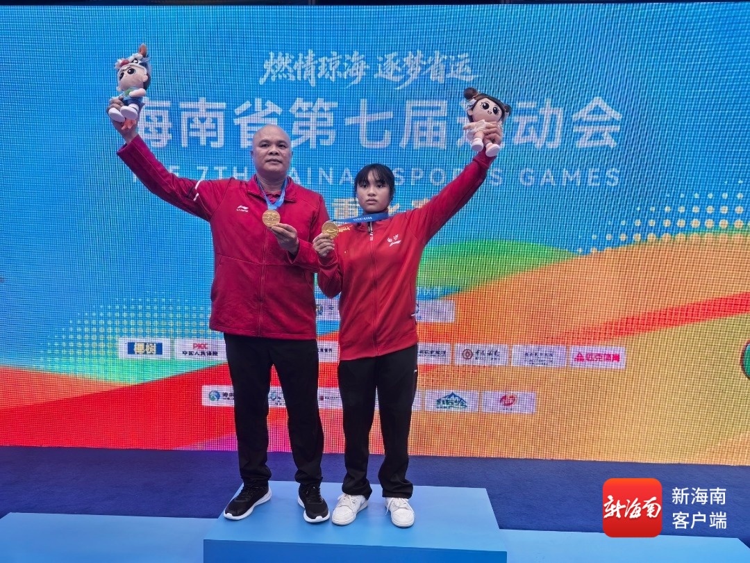 特写｜力破纪录少年逐光！白沙小将董秀萍举重赛场绽放锋芒(图1)