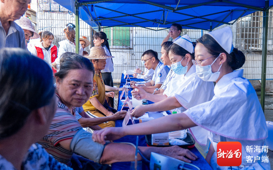 “我的健康我做主”走进澄迈：问诊、看戏、玩游戏阿公阿婆乐开花！(图2)
